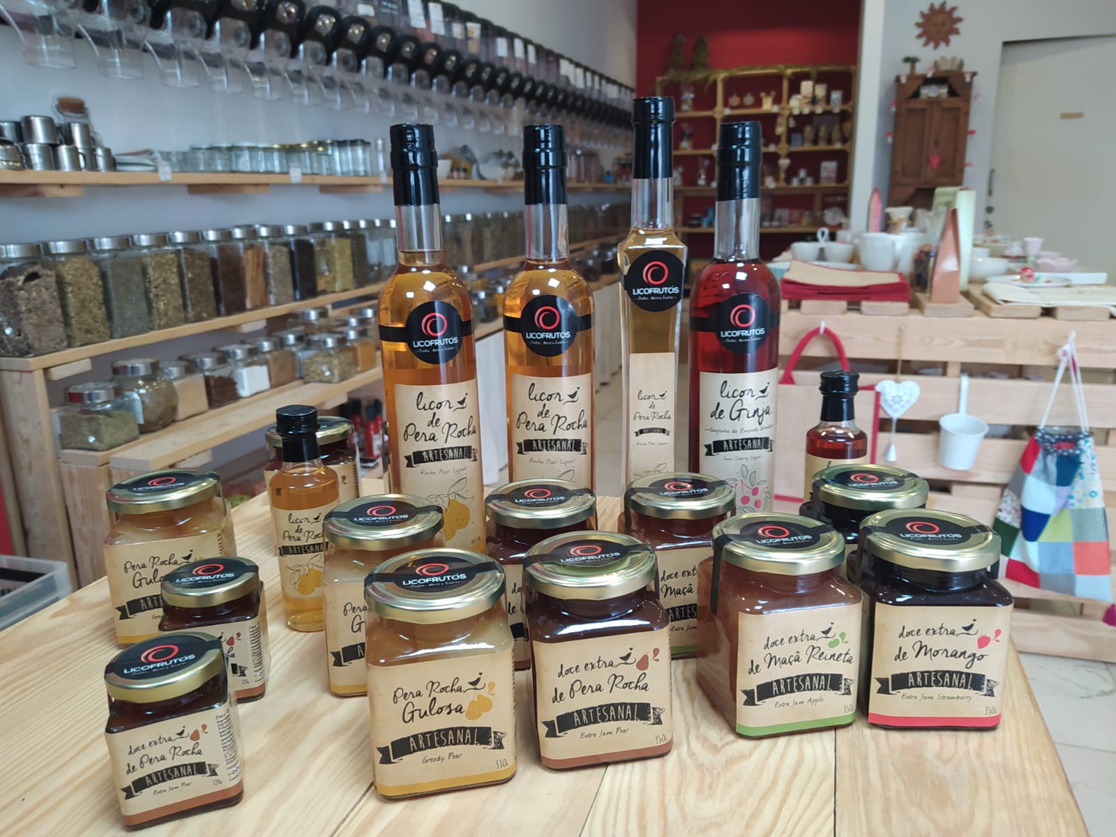 Produtos artesanais na Granel da Vila — licores, compotas e doces regionais